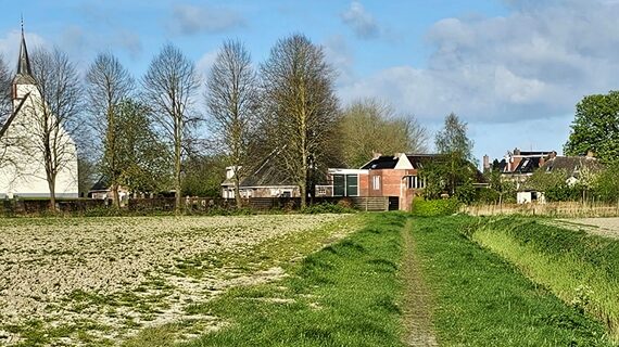 Een kerkpad voert naar het Godshuis in Niekerk.