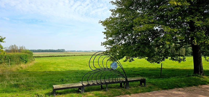 Genieten van een prachtig uitzicht over Het Hogeland aan de rand van de nagenoeg ongeschonden wierde van Warffum.